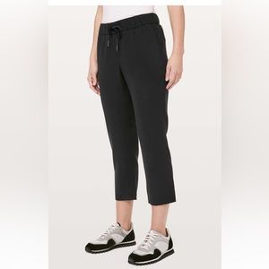 Lululemon On the Fly Crop Woven 23”, size 4 black